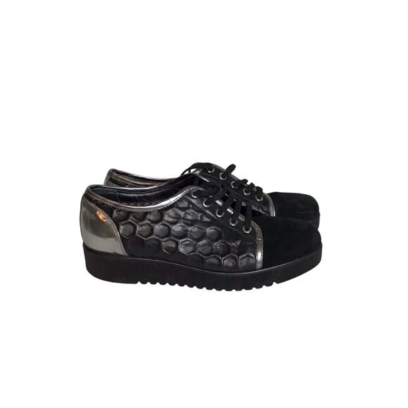 Aquatalia Women  “Aida” Sneakers Sz. 6.5-7 Black EUC Leather and Suede  Designer - Picture 1 of 7